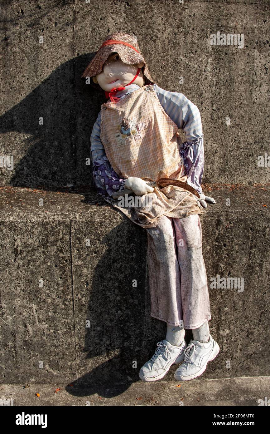 Femme kakashi poupée avec scythe, Kamiyama, Tokushima, île de Shikoku, Japon Banque D'Images