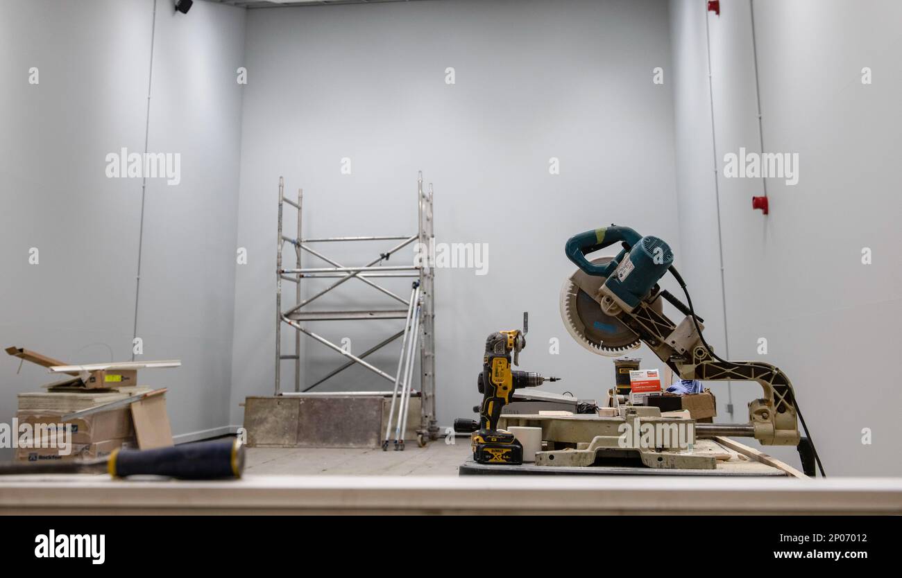 L'ancien terrain de racquetball est en construction à la RAF Broughton, en Angleterre, le 25 janvier 2023. Cette salle était en train d'être transformée en zone d'entraînement de force tactique. Banque D'Images