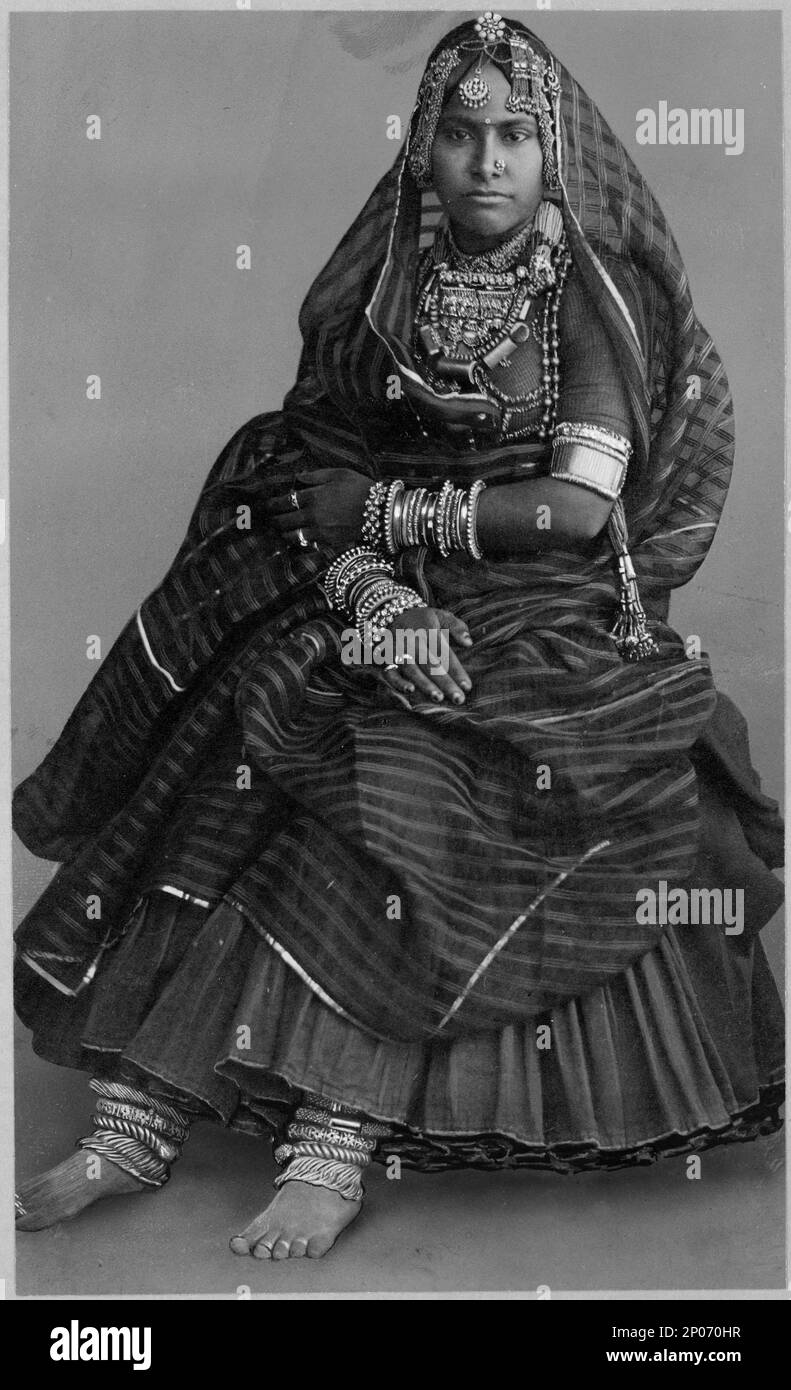 Femme portant une robe de cour et des bijoux indiens. Frank and Frances Carpenter Collection , publié dans: 'Le monde et ses cultures' chapitre de l'ebook grandes photographies de la Bibliothèque du Congrès, 2013, femmes, vêtements et robe, Inde,1890-1930, bijoux, Inde,1890-1930, noblesse,Inde,1890-1930. Banque D'Images