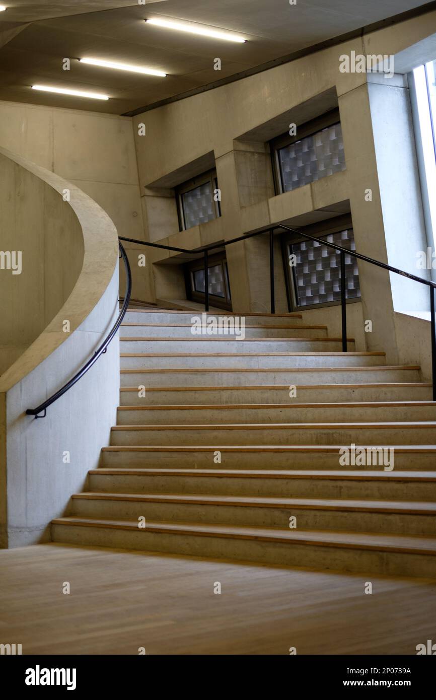 Escaliers dans le musée moderne de Tate Banque D'Images
