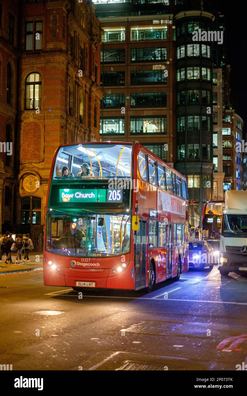 Bus rouge de Londres la nuit Banque D'Images