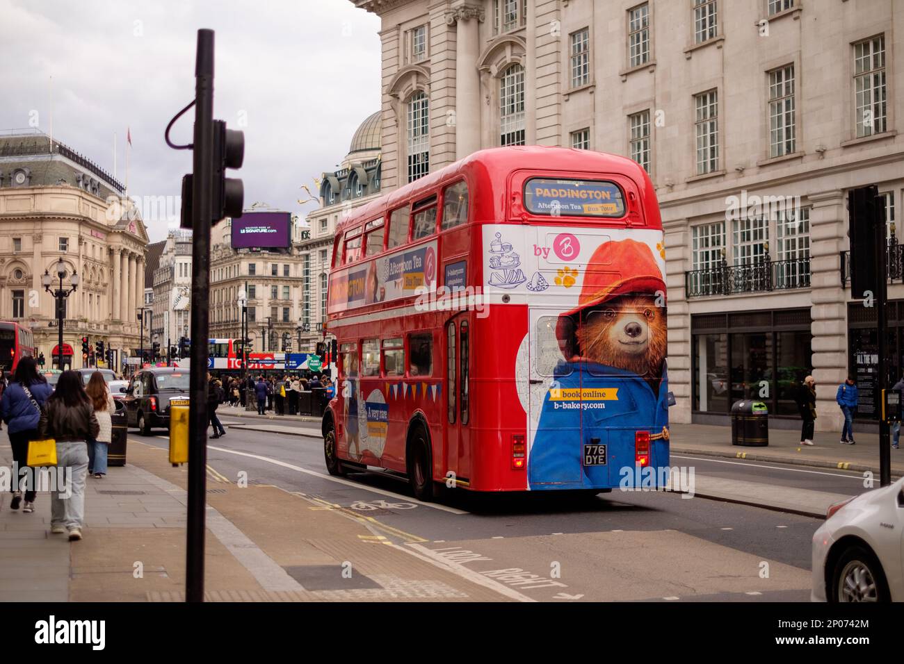 Bus rouge de Londres près de Piccadilly Circus Banque D'Images