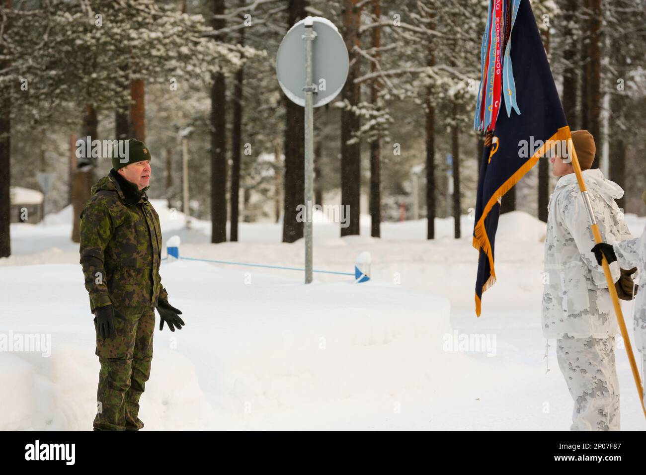 Le colonel Jukka Kotilehto, commandant adjoint de la Brigade Jaeger de l'armée finlandaise, prononce un discours à l'intention des soldats de Charlie, 3-71 Cavalry Regiment, 1st Brigade combat Team, 10th Mountain Division, 11th Airborne Division, la Virginia Army National Guard et des soldats finlandais lors de la cérémonie d'ouverture de l'exercice Arctic Forge à Sodankyla, Finlande le 20 février 2023. L'exercice Arctic Forge 23 est un U.S. L'armée européenne et l'Afrique ont mené un exercice-cadre qui tire parti des exercices de la nation hôte exercice de défense Nord en Finlande, et exercice joint Viking en Norvège, qui se déroule du 16 février à 17 mars, Banque D'Images