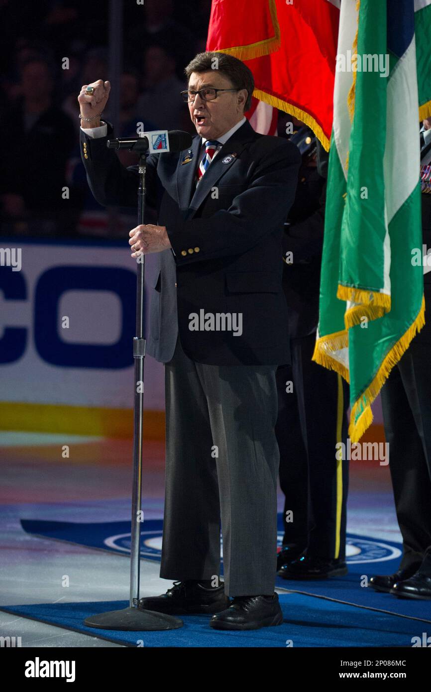 February 21, 2017: John Amirante sings The National Anthem prior to the game between The New York Rangers and The Montreal Canadiens at Madison Square Garden in Manhattan, New York. Mandatory credit: Kostas Lymperopoulos/CSM (Cal Sport Media via AP Images) Banque D'Images