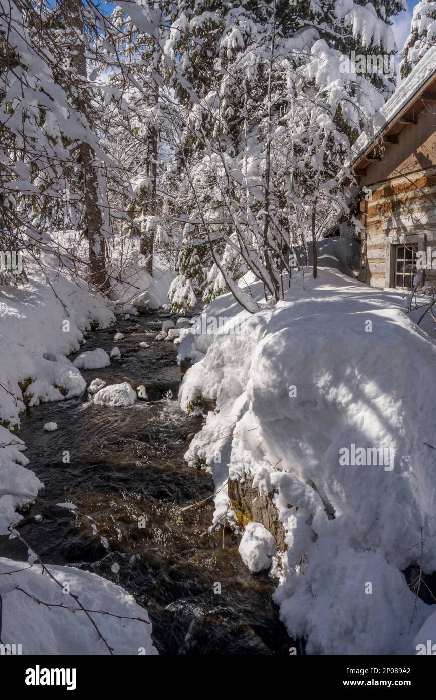 Winterscene avec la crique devant le bar Owl à Sundance Resort, également connu sous le nom de Sundance Mountain Resort, qui est une station de ski située à 13 miles Banque D'Images