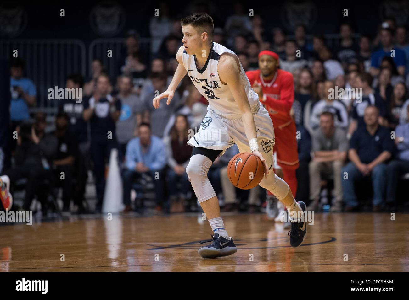 INDIANAPOLIS, IN - FEBRUARY 15: Butler Bulldogs guard Sean McDermott (22) brings the ball up the court during the men's college basketball game between the Butler Bulldogs and St. John's Red Storm on February 15, 2017, at Hinkle Fieldhouse in Indianapolis, IN. (Photo by Zach Bolinger/Icon Sportswire) (Icon Sportswire via AP Images) Banque D'Images