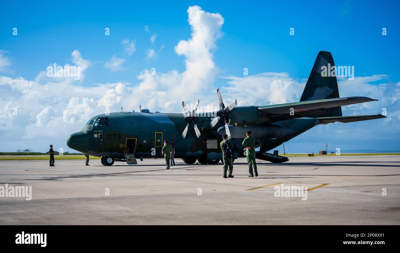 Les membres de la Force aérienne d'autodéfense du Japon (JASDF) préparent un Hercules C-130 pour le vol après avoir transporté les directeurs d'exercices COPE North 23 à Saipan, dans les îles Mariannes du Nord, au cours d'une visite en mairie le 7 février 2023. Trois directeurs d'exercice de la JASDF, de la Royal Australian Air Force et des États-Unis La Force aérienne a visité les îles de Saipan, Tinian et Rota pour discuter avec les dirigeants de la communauté des besoins et des préoccupations locales, en soulignant l'objectif d'établir des partenariats avant COPE North 23. Banque D'Images