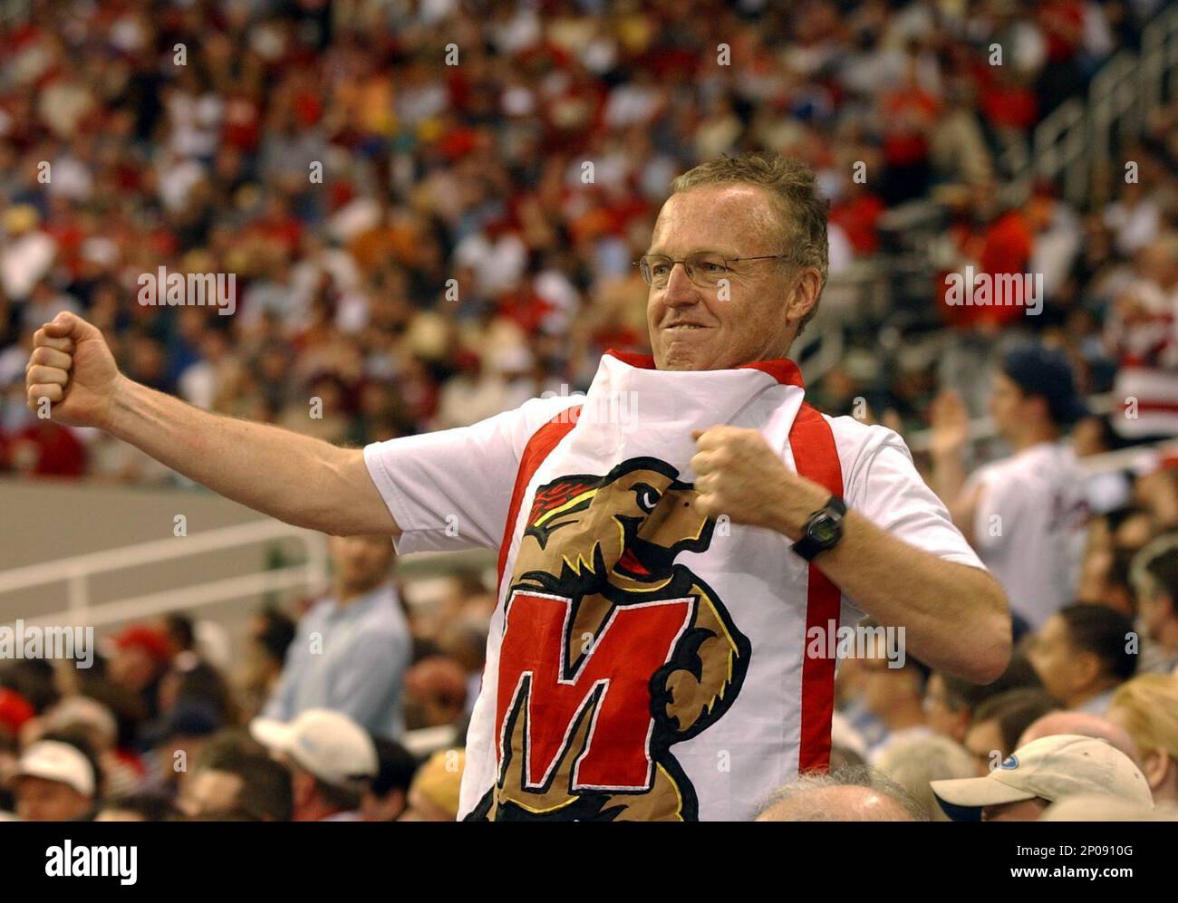 Maryland super fan Robin Ficker beats his chest as Maryland scored in the final period of the NCAA Championship in Atlanta, beating Indiana for the Championship. (Curtis Compton/Atlanta Journal-Constitution via AP) Banque D'Images