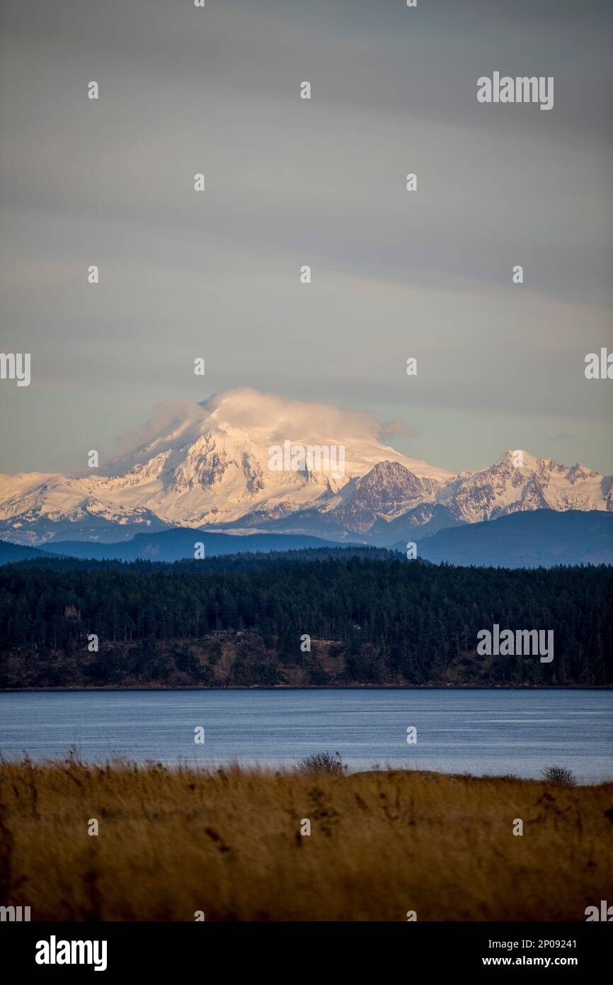 Vue sur le mont Baker depuis le camp américain (parc historique national de l'île de San Juan) sur l'île de San Juan dans les îles de San Juan dans l'État de Washington, Banque D'Images