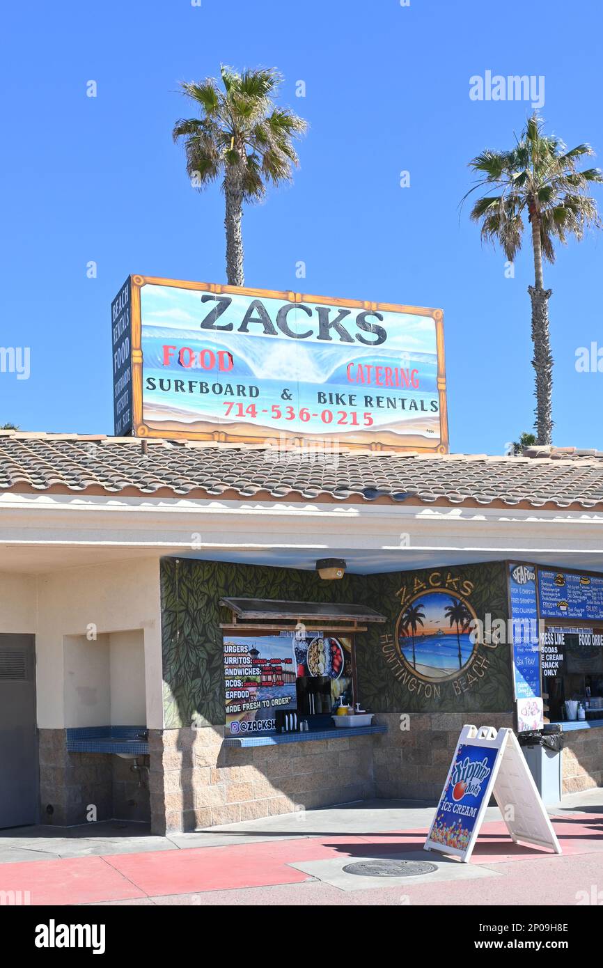 HUNTINGTON BEACH, CALIFORNIE - 6 FÉVRIER 2023 : location de Zacks et bar à snacks sur la jetée de Huntington Beach. Banque D'Images
