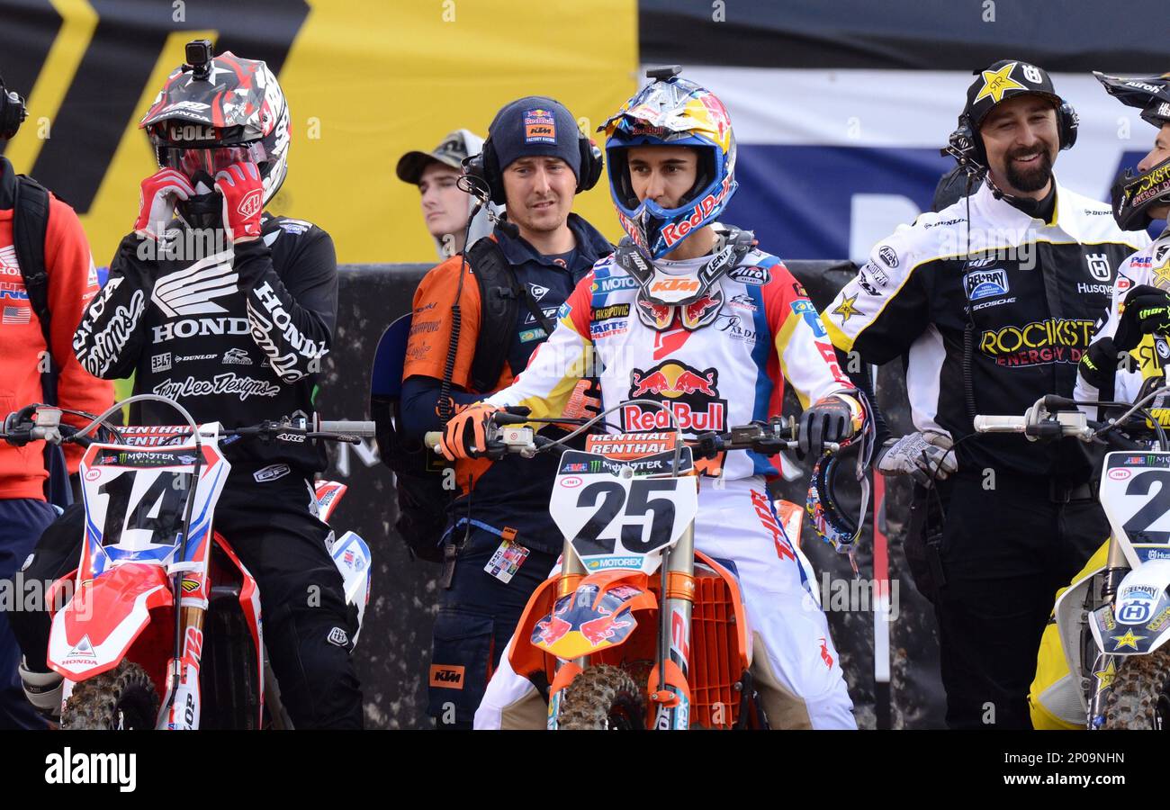 OAKLAND, CA - FEBRUARY 04: Cole Seely (14) 450SX Factory Muscle Milk/Honda, Marvin Musquin (25) 450SX Factory Red Bull/KTM and Jason Anderson (21) 450SX Rockstar Energy Racing/Husqvarna in the starting gates for start of race at the Monster Energy AMA Supercross race on February 4, 2017 at the Oakland Coliseum in Oakland, CA. (Photos by Lyle Setter/Icon Sportswire) (Icon Sportswire via AP Images) Banque D'Images