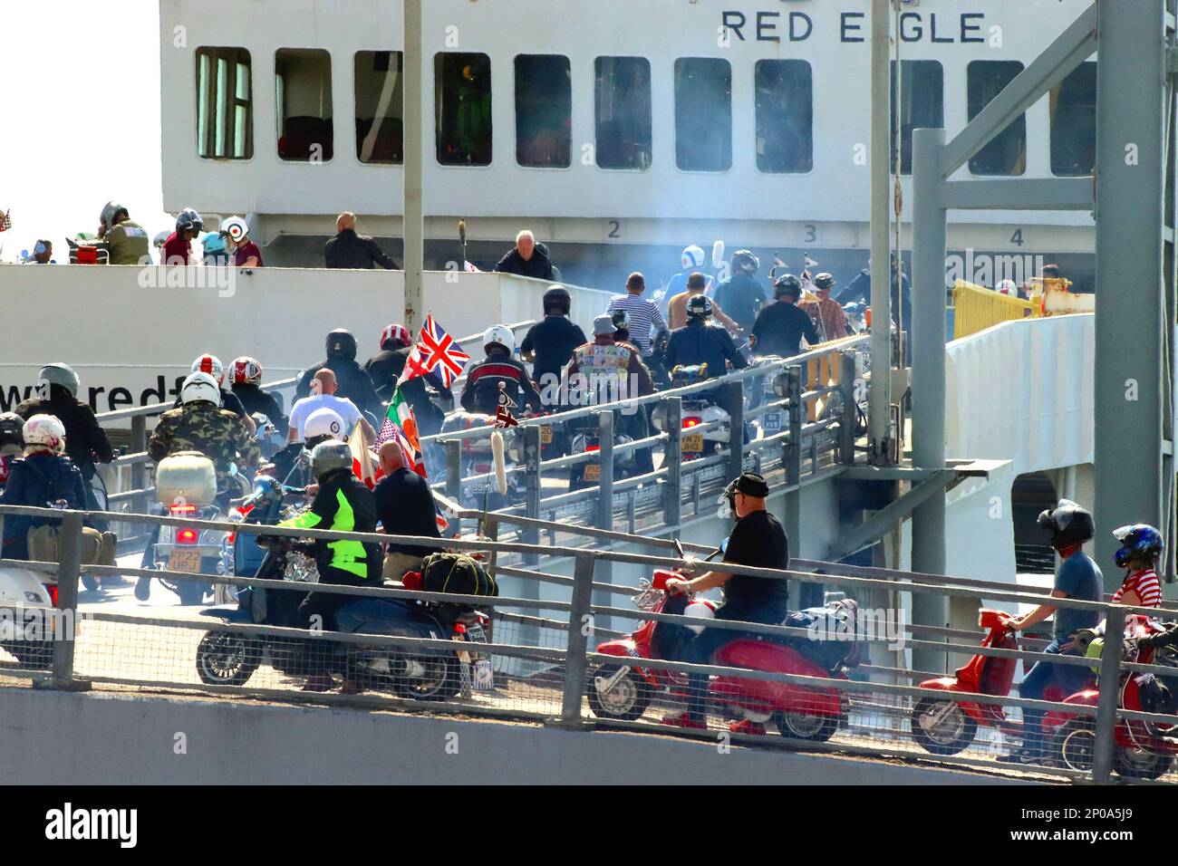 Dans un nuage de fumée à deux coups, des centaines de scooters embarquent à bord du ferry « Red Eagle » de l'île de Wight, pour le rallye annuel de trottinettes Bank Holiday, le 2022 août. Banque D'Images