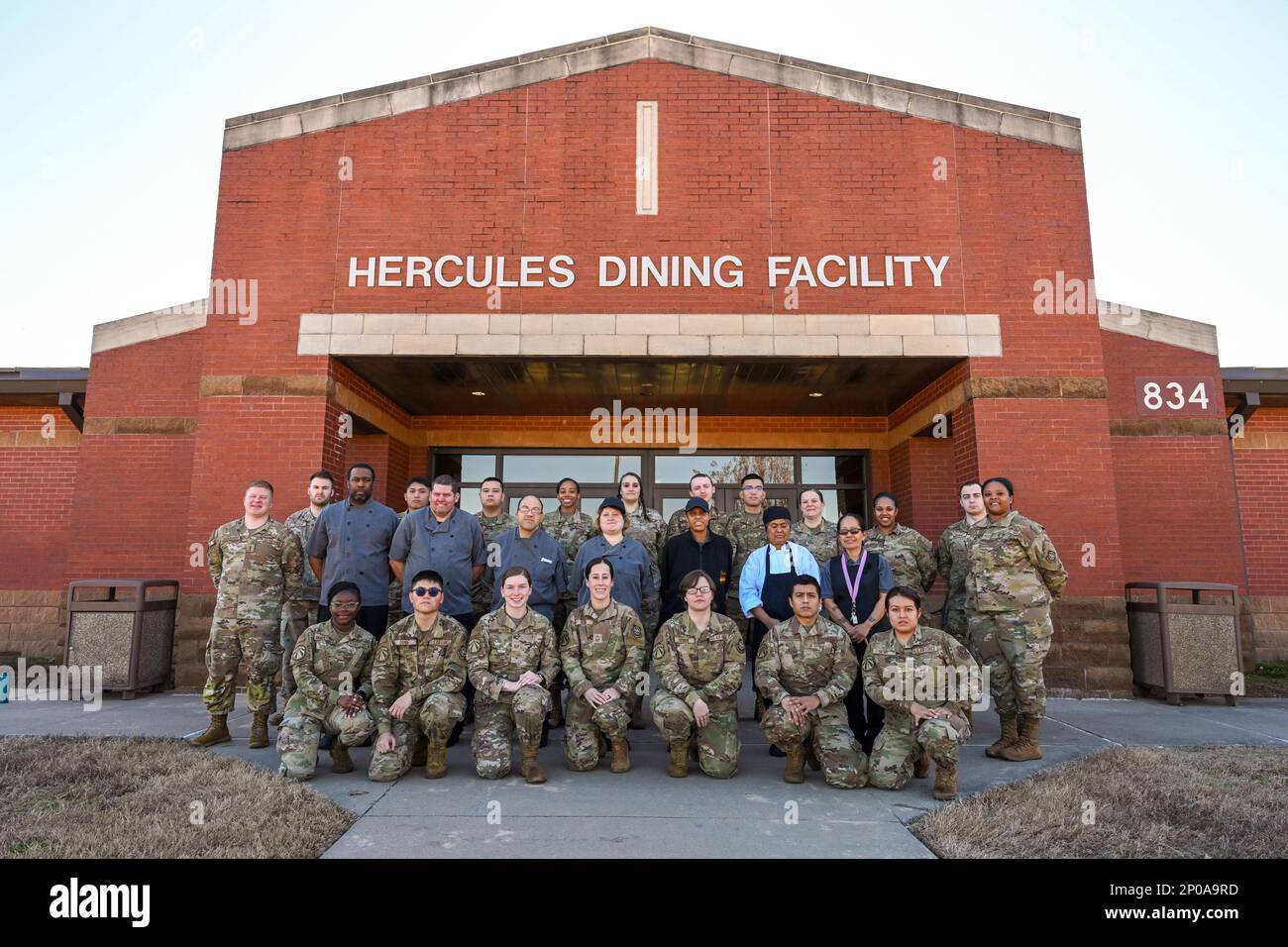 Les aviateurs du 19th Escadron de soutien de la Force qui travaillent à l'installation de restauration posent pour une photo de groupe à la base aérienne de Little Rock, Arkansas, le 27 janvier 2023. La FSS de 19th a récemment reçu le prix John L. Hennessy pour les meilleurs programmes de services alimentaires de la Force aérienne. Banque D'Images