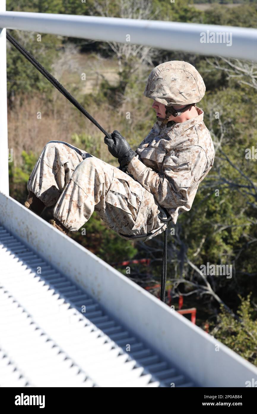 Les recrues de l'Hôtel Company, 2nd Recruit Training Battalion, exécutent la tour de tappel à bord du Marine corps recent Depot Parris Island, S.C., 13 février 2023. La tour de rapel de 47 pieds de haut aide les recrues à surmonter leur sensation de hauteur et assure la confiance dans leur équipement. Banque D'Images