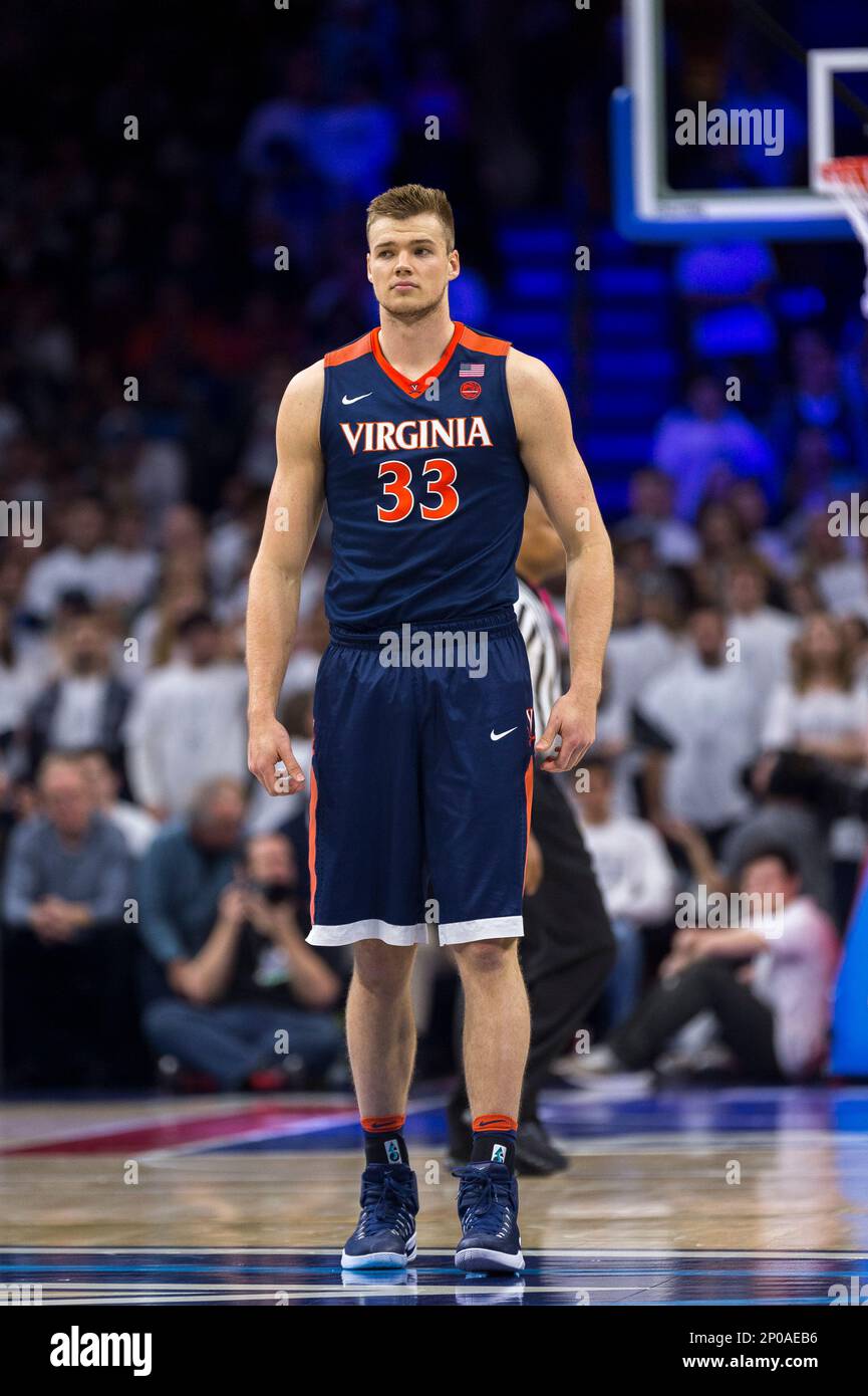 PHILADELPHIA, PA - JANUARY 29: Virginia Cavaliers center Jack Salt (33) makes his way onto the court during the game between the Virginia Cavaliers and the Villanova Wildcats on January 29, 2017 at the Wells Fargo Center in Philadelphia PA. (Photo by Gavin Baker/Icon Sportswire) (Icon Sportswire via AP Images) Banque D'Images