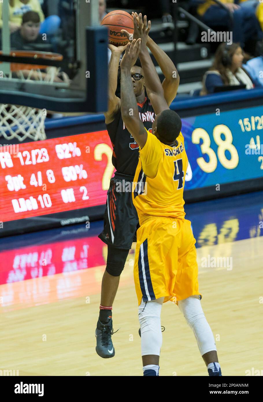 MURRAY, KY - January 26: Southeast Missouri State guard Denzel Mahoney (34) puts up a shot over Murray State forward Brion Sanchious (4) during an NCAA basketball game between the Murray State Racers and Southeast Missouri Redhawks on January 26, 2017 at the CFSB Center in Murray, KY. (Photo by Stephen Furst/Icon Sportswire) (Icon Sportswire via AP Images) Banque D'Images