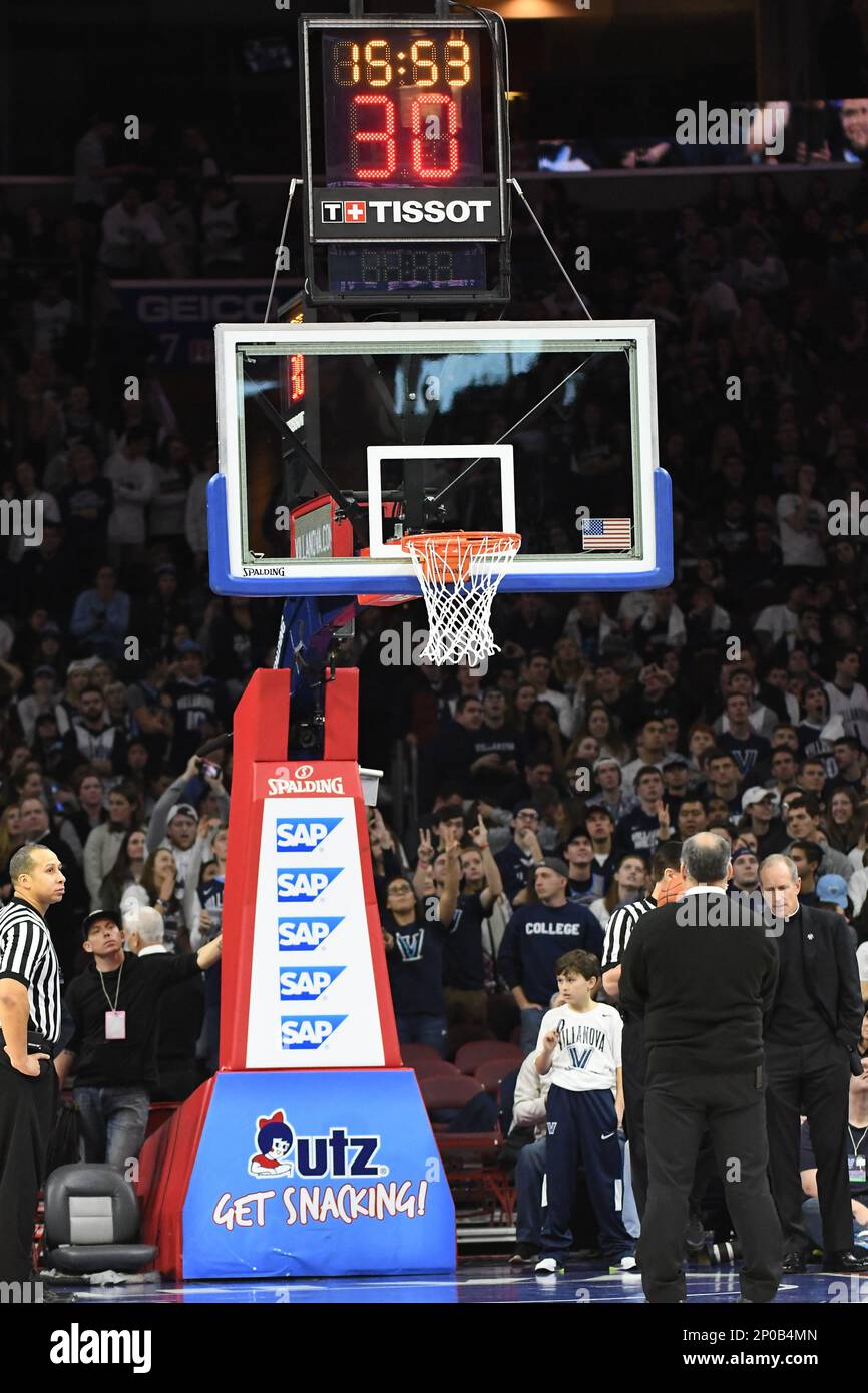 VILLANOVA, PA - JANUARY 21: Basketball goal features signs by Utz, SAP, and Tissot during a NCAA basketball game between the Providence Friars and the Villanova Wildcats on January 21, 2017, at the Wells Fargo Center in Philadelphia, PA. The Wildcats defeated the Friars 78-68. (Photo by Andy Lewis/Icon Sportswire) (Icon Sportswire via AP Images) Banque D'Images