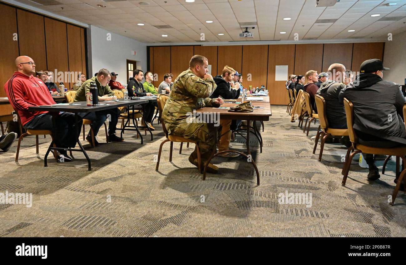 Les participants au cours de formation sur les compétences en intervention appliquée au suicide écoutent une présentation à la base aérienne de Davis-Monthan, en Arizona, le 30 janvier 2023. La formation ASIST garantit que les aviateurs et les premiers sergents sont en mesure de résoudre une crise de santé mentale pour lutter contre une augmentation des problèmes de santé mentale aux États-Unis Force aérienne. Banque D'Images