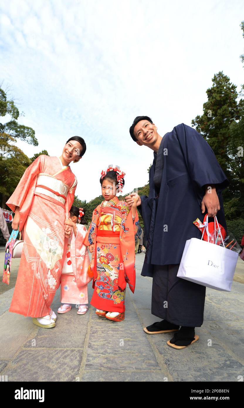 Une famille japonaise habillée de façon traditionnelle se promenant dans le sanctuaire de Tsurugaoka Hachimangū à Kamakura, au Japon. Banque D'Images