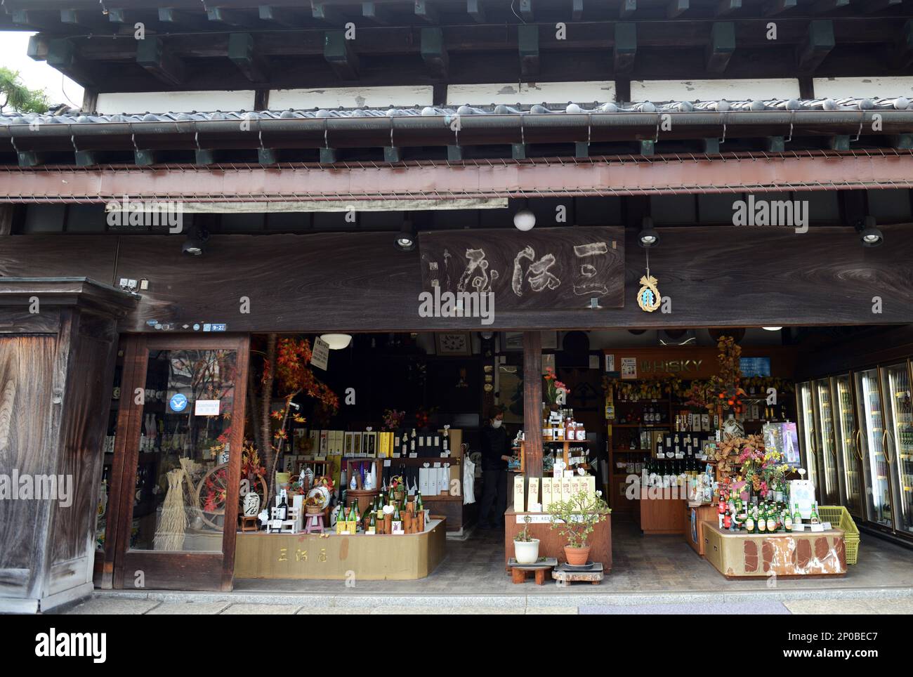 Un magasin d'alcool japonais situé dans une ancienne maison traditionnelle en bois à Kamakura, Japon. Banque D'Images