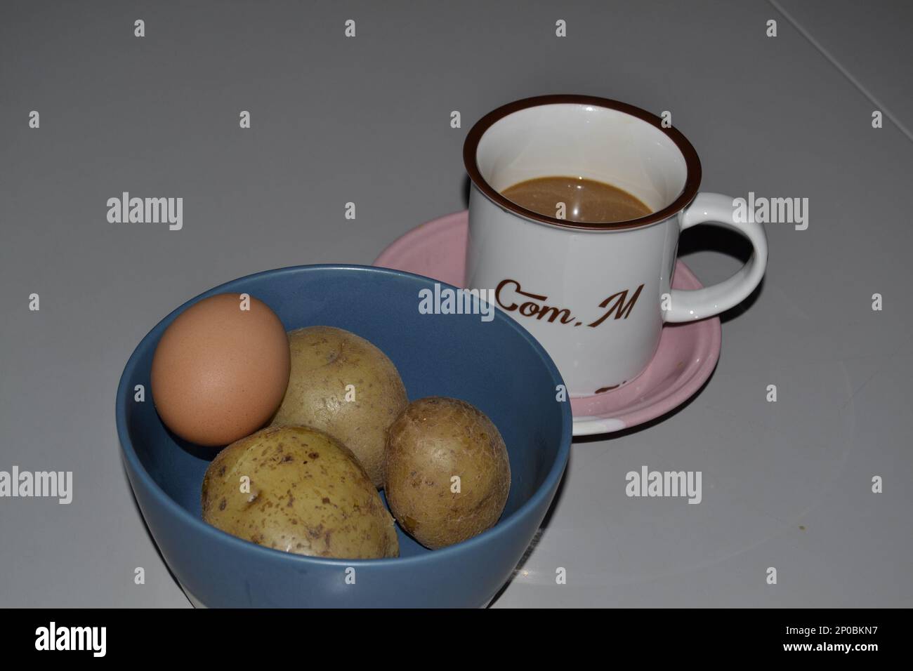 Café avec œufs et pommes de terre Banque D'Images