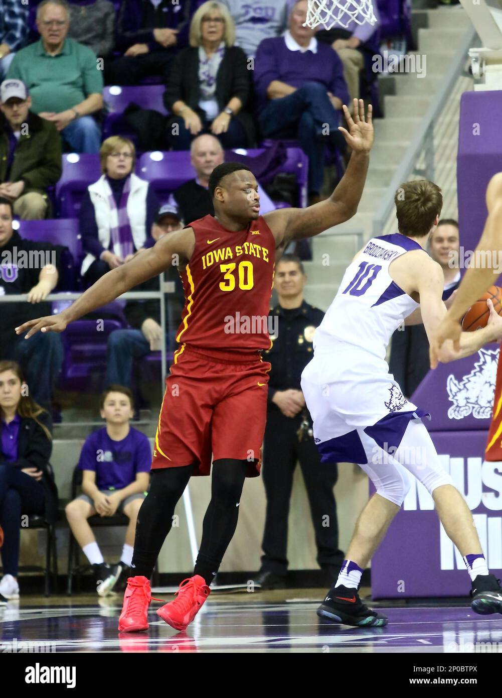 JANUARY 14, 2017: Iowa State guard Deonte Burton (30) tries to protect his basket during NCAA college basketball game between Iowa State Cyclones and TCU Horned Frogs at Schollmaier Arena in Fort Worth Texas. TCU defeated Cyclones 84-77. Jeff Goldberg/CSM (Cal Sport Media via AP Images) Banque D'Images