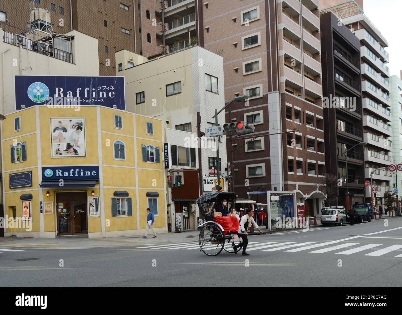 Visite guidée par un homme traditionnel tiré en pousse-pousse à Asakusa, Tokyo, Japon. Banque D'Images