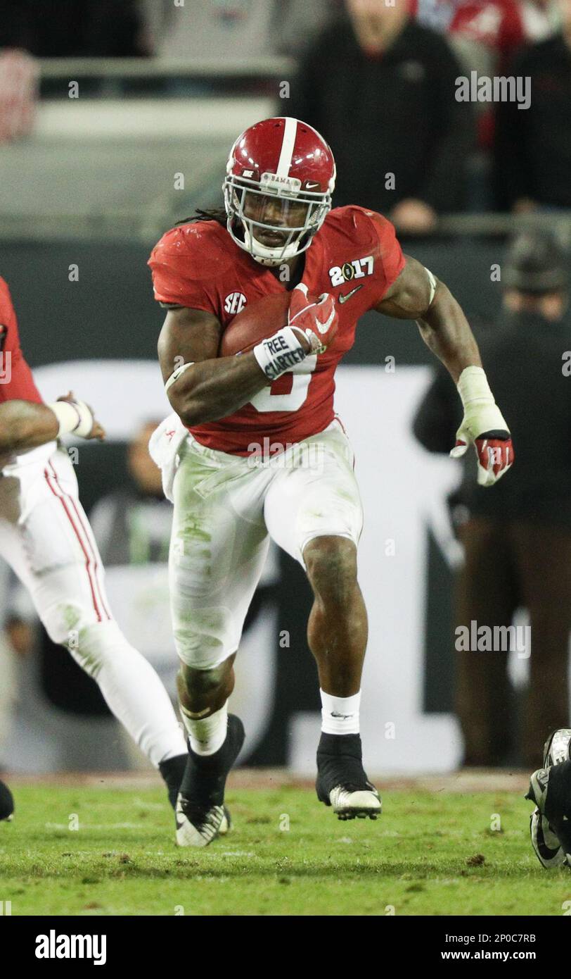 Alabama running back Bo Scarbrough (9) finds a hole in the defensive line in the NCAA college football playoff championship game against Clemson, January 9, 2017 in Tampa, Fla. (Margaret Bowles via AP) Banque D'Images