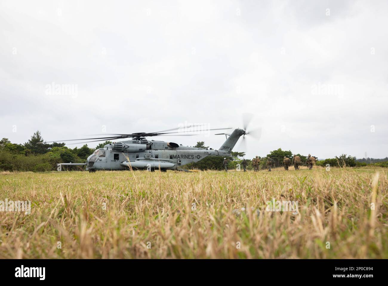 ÉTATS-UNIS Marines avec 3rd Bataillon, 4th Marines à bord d'un CH-53E Super Stallion pendant l'exercice Jungle Warfare 23 au Camp Schwab, Okinawa, Japon, 14 février 2023. JWX 23 est un exercice de formation sur le terrain à grande échelle axé sur l'exploitation des capacités intégrées des partenaires conjoints et alliés afin de renforcer la sensibilisation, les manœuvres et les incendies de tous les domaines dans un environnement maritime distribué. Banque D'Images