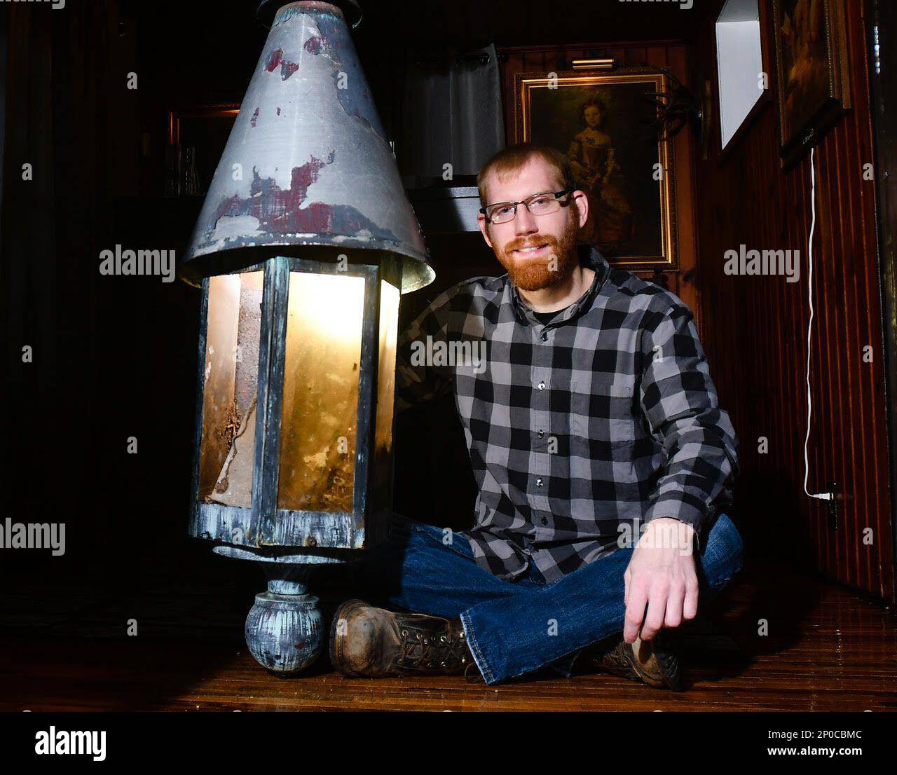 ADVANCE FOR USE SUNDAY, JAN. 15, 2017 AND THEREAFTER - In this Dec. 28, 2016 photo, David Powell poses with a gas lantern at his home in Cambridge, Ill. The lantern was originally inside the former Jumer's Castle Lodge in Bettendorf, Ill. Powell is decorating his home in the style of a castle lodge with features from Jumer's Castle Lodge. (Meg McLaughlin/The Dispatch via AP) Banque D'Images