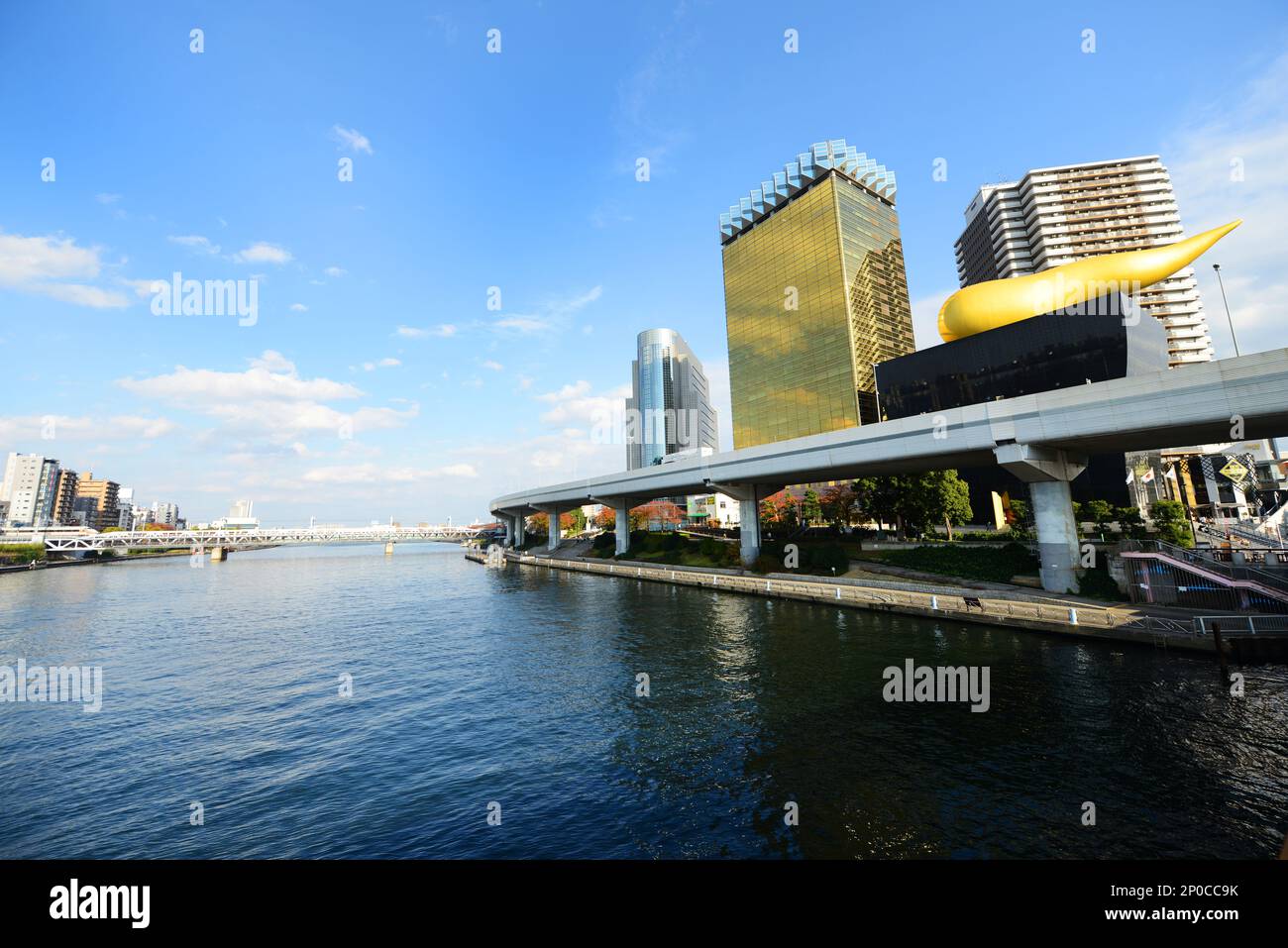 Vue sur la rivière Sumida, orientée vers le nord, depuis le pont Azuma à Tokyo, Japon. Banque D'Images