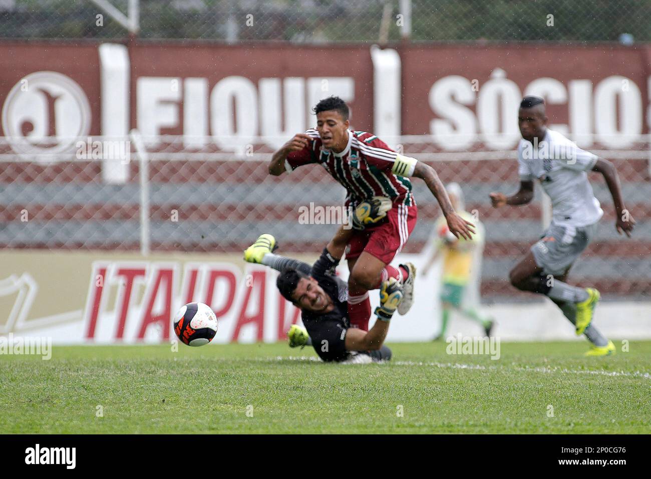 SP - Sao Paulo - 11/01/2017 - Copa Sao Paulo 2017, Figueirense X Fluminense - jogador Paulinho do Fluminense disputa lance com jogador do Figueirense no Estadio Conde Rodolfo Crespi pela Copa Sao Paulo 2017 Foto: Daniel Vorley/AGIF (via AP) Banque D'Images
