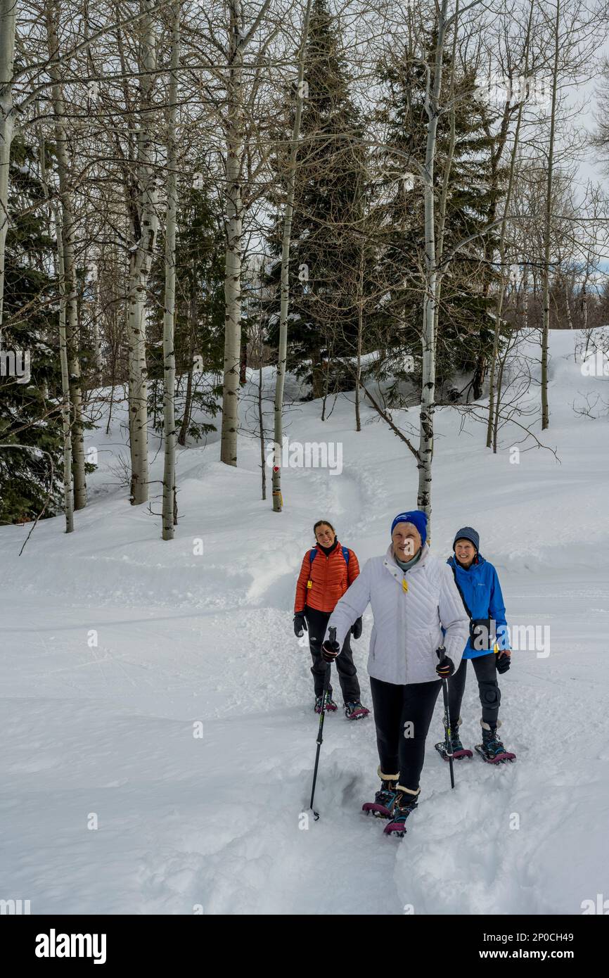 Trois femmes (libérées), dont un senior de 90 ans, raquette au Nordic Center of the Sundance Resort, également connu sous le nom de Sundance Mountain Resor Banque D'Images