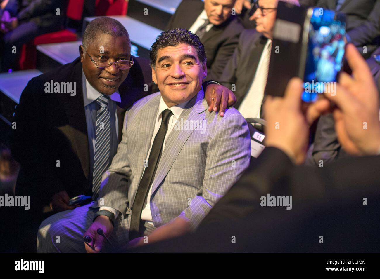 Soccer legends Diego Armando Maradona from Argentina, right, and George Weah from Liberia pose for a photo prior to the start of the The Best FIFA Football Awards 2016 ceremony held at the Swiss TV studio in Zurich, Switzerland, Monday, Jan. 9, 2017. (Ennio Leanza/Keystone via AP) Banque D'Images