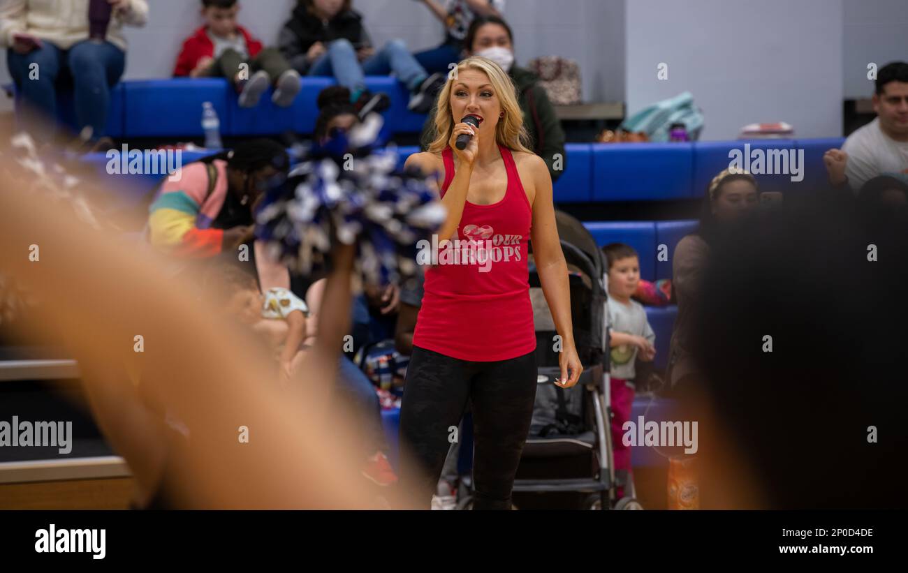 Taylor Filliben, un meneur avec les Atlanta Falcons, dirige des poses pour les enfants de la Marine corps Air Station Iwakuni pendant la Pro Blitz Cheer Clinic sur MCAS Iwakuni, Japon, 12 février 2023. La tournée Blitz Pro de divertissement des Forces armées permet aux membres du service déployés à l'avance et à leurs familles de rencontrer les meneurs et les joueurs de la Ligue nationale de football. Banque D'Images
