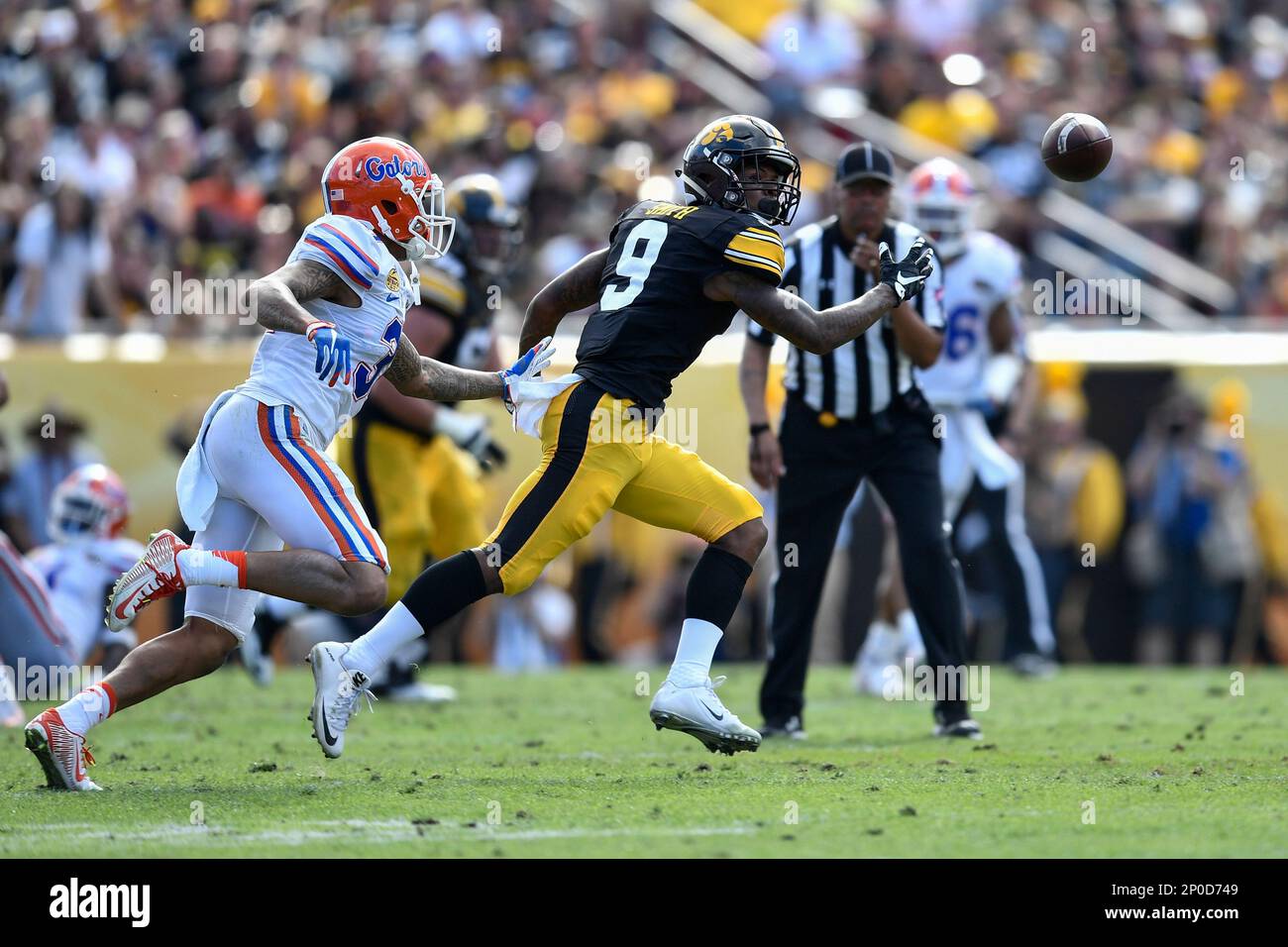 TAMPA, FL - JANUARY 02: Iowa wide receiver Jerminic Smith (9) watches the pass go by him during the first half of the Outback Bowl game between the Florida Gators and the Iowa Hawkeyes on January 02, 2017, at Raymond James Stadium in Tampa, FL. (Photo by Roy K. Miller/Icon Sportswire) (Icon Sportswire via AP Images) Banque D'Images