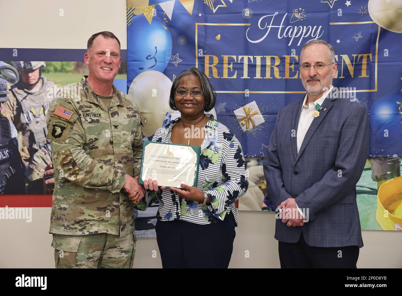 Le colonel John P. Kunstbeck (à gauche), le chef d'état-major du Commandement chimique, biologique, radiologique, nucléaire, des explosifs (CBRNE) de 20th, Remet un certificat d'appréciation à Elaine Williams lors de la cérémonie de retraite de son mari Michael Williams sur le terrain d'essai d'Aberdeen, Maryland, le 22 février. Michael Williams a conclu 41 ans de service civil et en uniforme lors de la cérémonie à laquelle il a assisté. ÉTATS-UNIS Photo de l'armée par Angel D. Martinez-Navedo. Banque D'Images