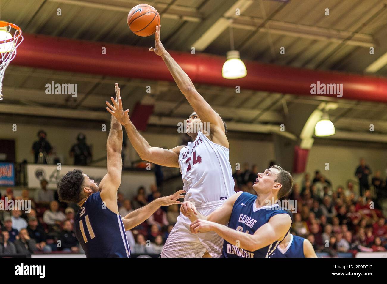 PHILADELPHIA, PA - DECEMBER 30: Saint Joseph's Hawks forward Javon Baumann (34) releases his shot during the game between the Saint Joseph's Hawks and the George Washington Colonials on December 30, 2016 at the Hagan Arena in Philadelphia PA. (Photo by Gavin Baker/Icon Sportswire) (Icon Sportswire via AP Images) Banque D'Images