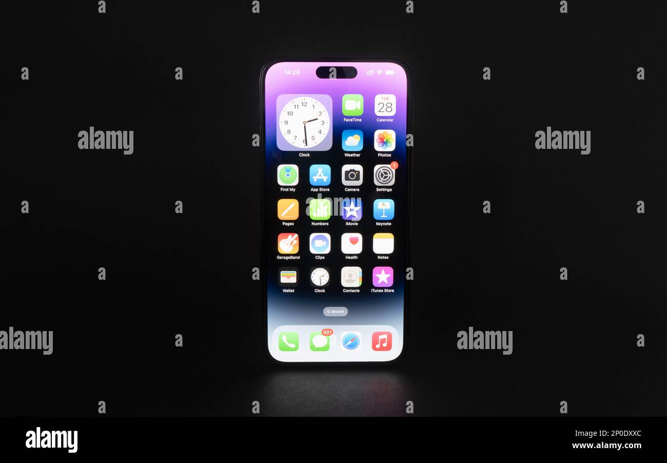 Erevan, Arménie, 28 février 2023: Apple iPhone 14 Pro Max debout sur une table noire. Affichage de la fonction d'îlot dynamique Banque D'Images