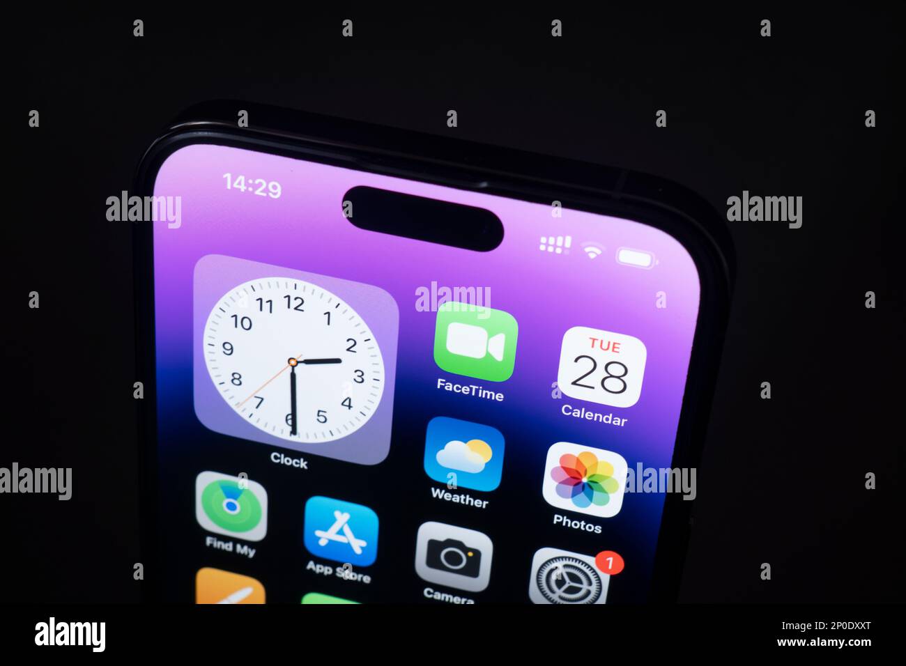 Erevan, Arménie, 28 février 2023: Apple iPhone 14 Pro Max debout sur une table noire. Affichage de la fonction d'îlot dynamique Banque D'Images