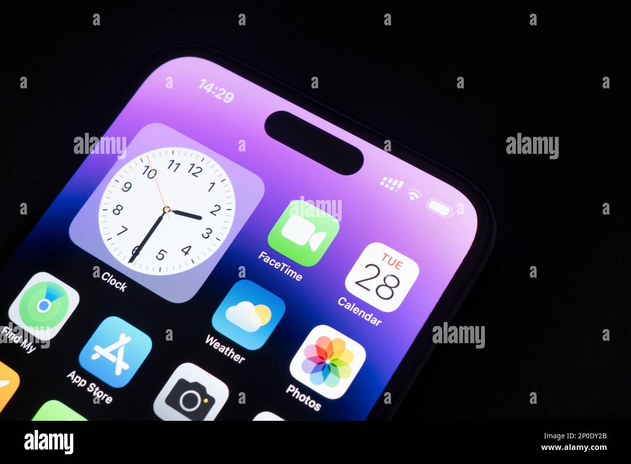 Erevan, Arménie, 28 février 2023: Apple iPhone 14 Pro Max debout sur une table noire. Affichage de la fonction d'îlot dynamique Banque D'Images