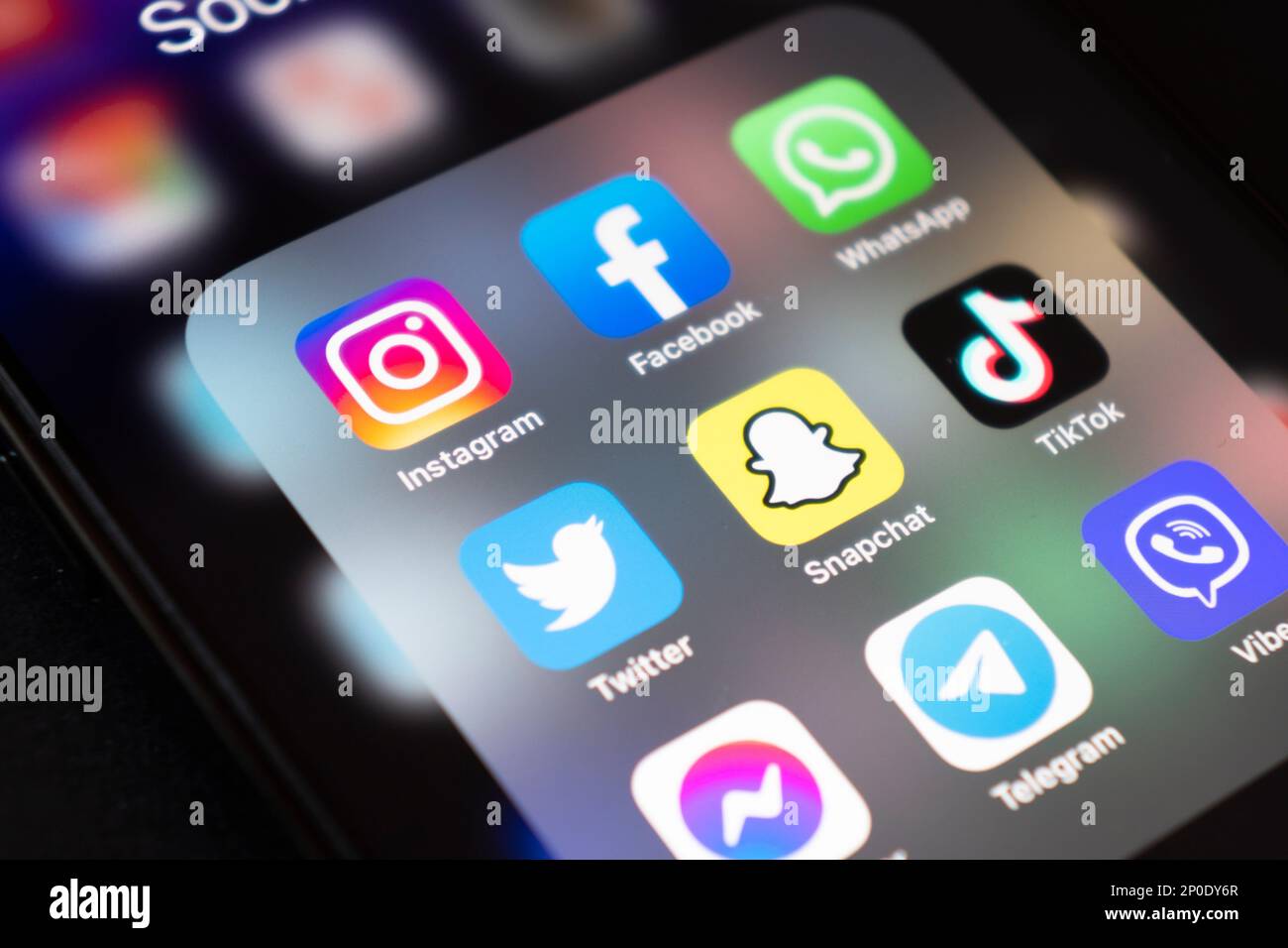 Erevan, Arménie, 28 février 2023: Apple iPhone 14 Pro Max avec des icônes des médias sociaux facebook, instagram, twitter application à l'écran. Médicament social Banque D'Images