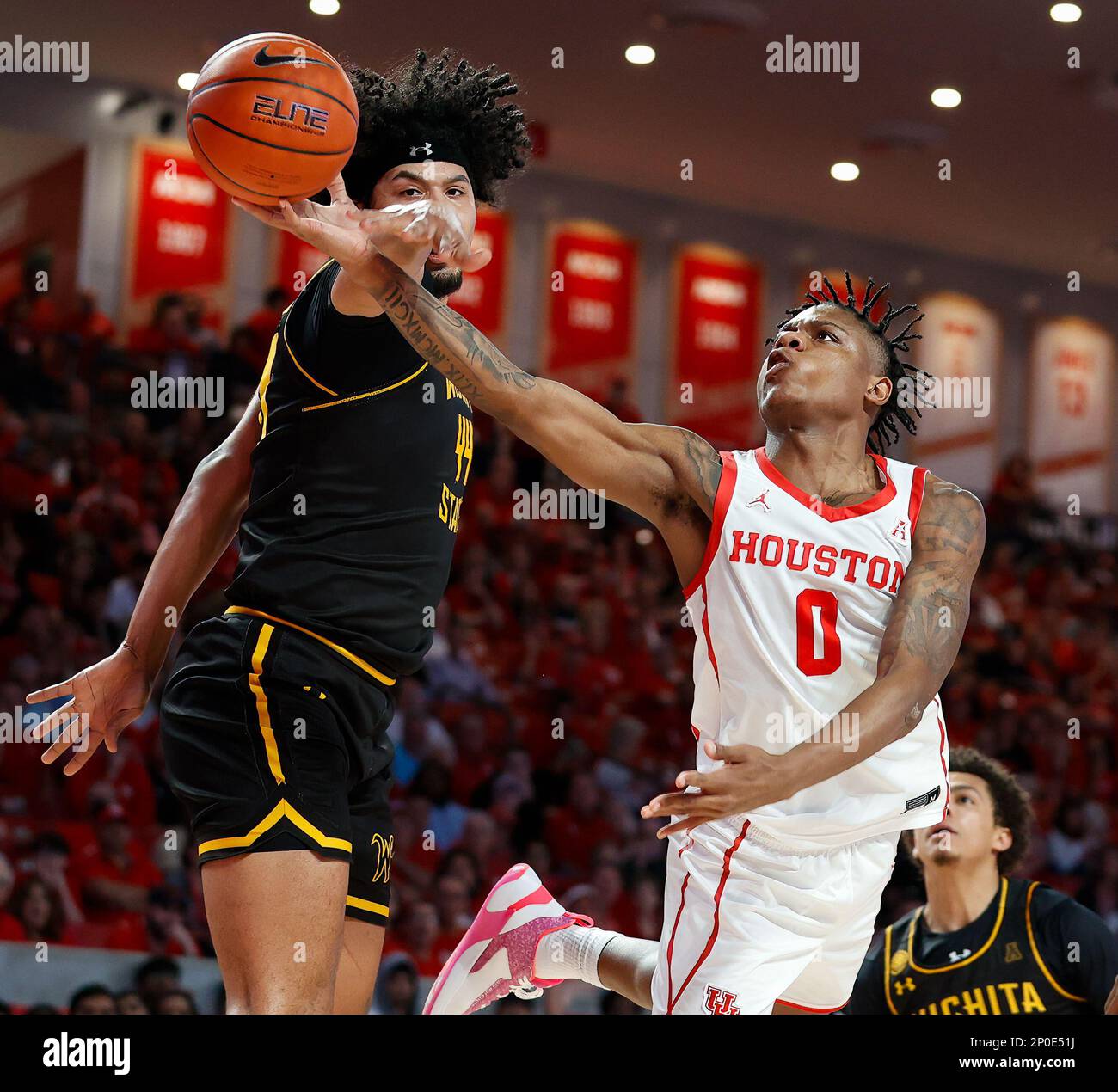 Houston, Texas, États-Unis. 2nd mars 2023. Le garde de Houston Marcus Sasser (0) va au panier lors d'un match de basket-ball universitaire NCAA entre Houston et Wichita State le 2 mars 2023, à Houston. (Credit image: © Scott Coleman/ZUMA Press Wire) USAGE ÉDITORIAL SEULEMENT! Non destiné À un usage commercial ! Banque D'Images