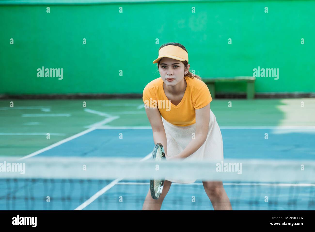 joueuse de tennis féminine se concentrant dans une position prête Banque D'Images