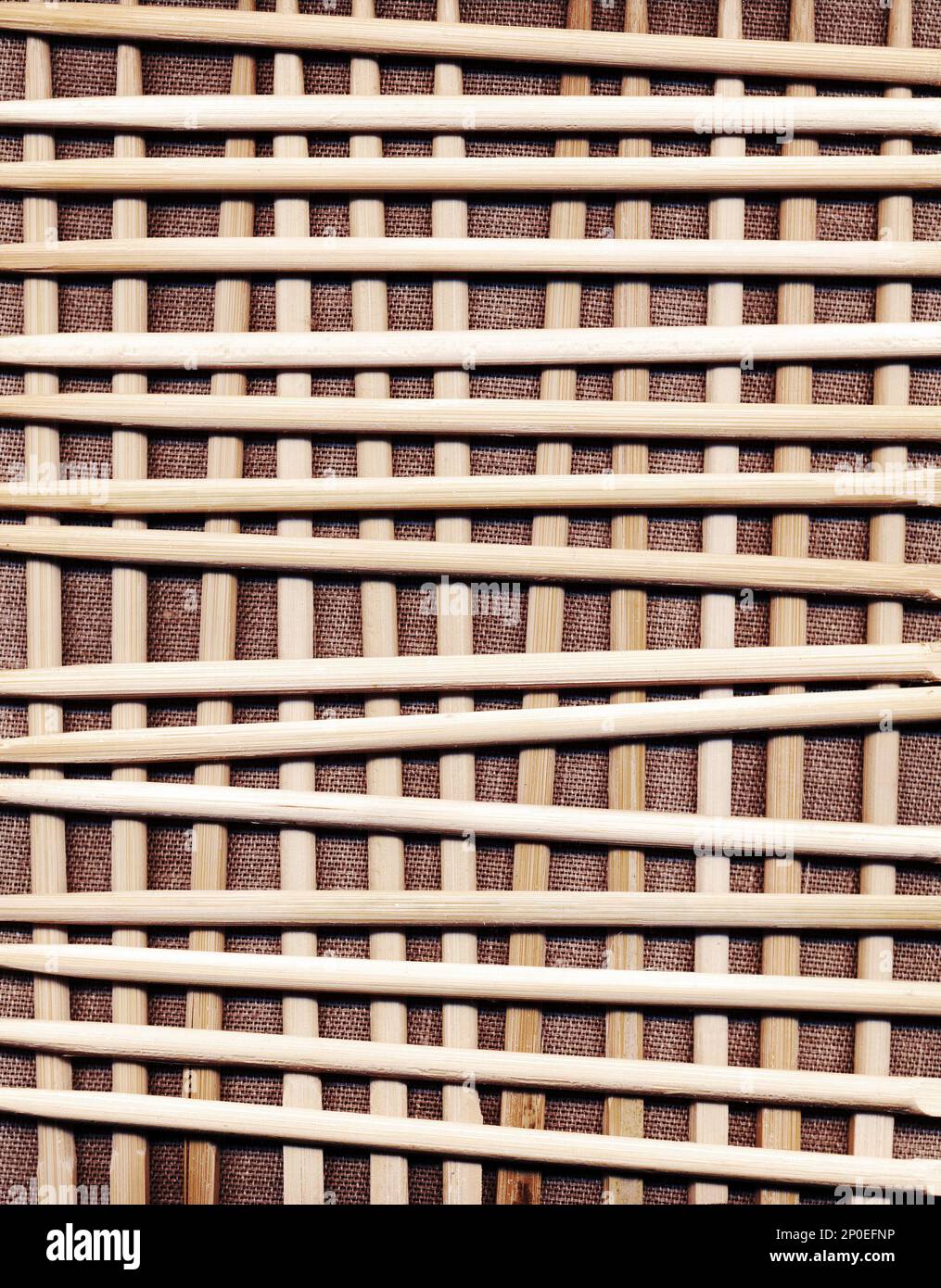 Beaucoup de bâtons en bois disposés dans un fond à carreaux. Motif géométrique de baguettes en bois carrées Banque D'Images