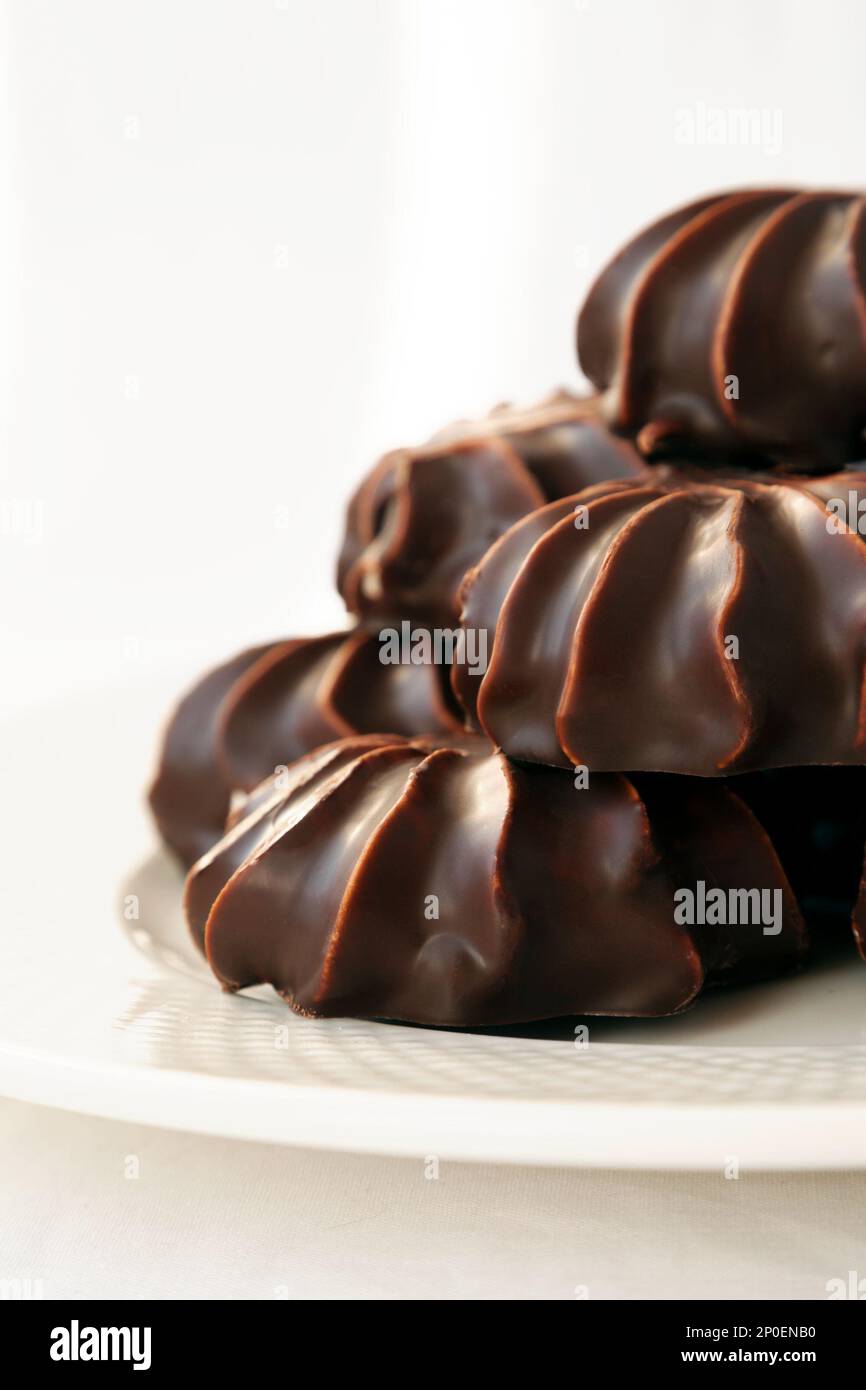 Pile de guimauves au Chocolat glacé. De nombreuses élégantes revêtues dessert zephyr isolé sur blanc. Sweet dessert sur assiette Banque D'Images