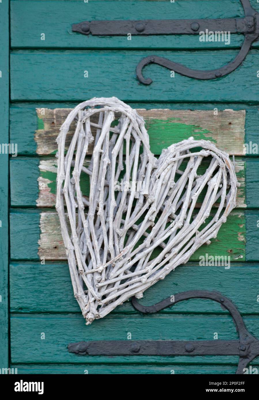 Coeur décoratif en brindilles sur une ancienne porte en bois, Hesse, Allemagne Banque D'Images