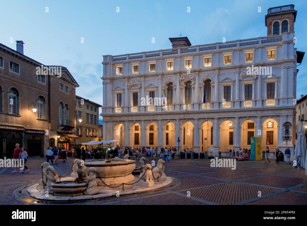 Bergame, Lombardie / ITALIE - Le 25 juin : La Piazza Vecchia de Bergame le 25 juin 2017. Des personnes non identifiées Banque D'Images