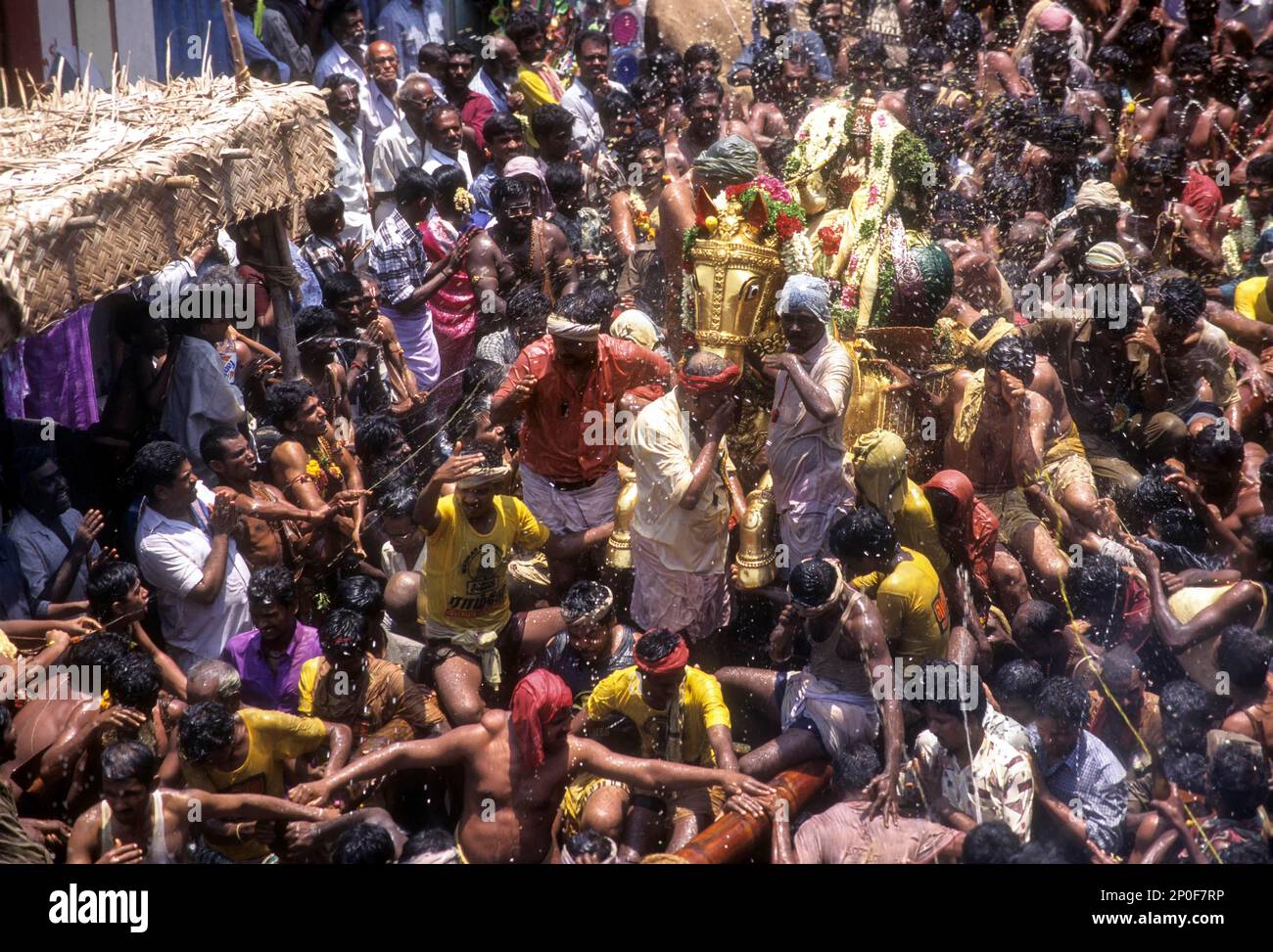 Pulvérisation rituelle d'eau sur Lord Kallazhagar ou Vishnu monté sur cheval doré à Chitra ou festival Chithirai à Madurai, Tamil Nadu, Inde, Asie Banque D'Images