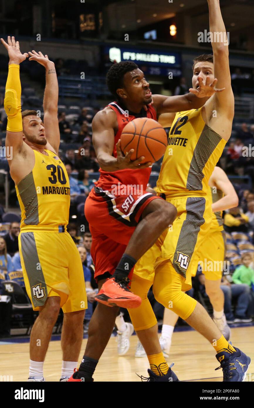 MILWAUKEE, WI - DECEMBER 19: St. Francis (Pa) Red Flash guard Keith Braxton (13) goes up for a shot during the game between Marquette University and Saint Francis University on December 19, 2016, at BMO Harris Bradley Center in Milwaukee, WI. (Photo by Larry Radloff/Icon Sportswire) (Icon Sportswire via AP Images) Banque D'Images
